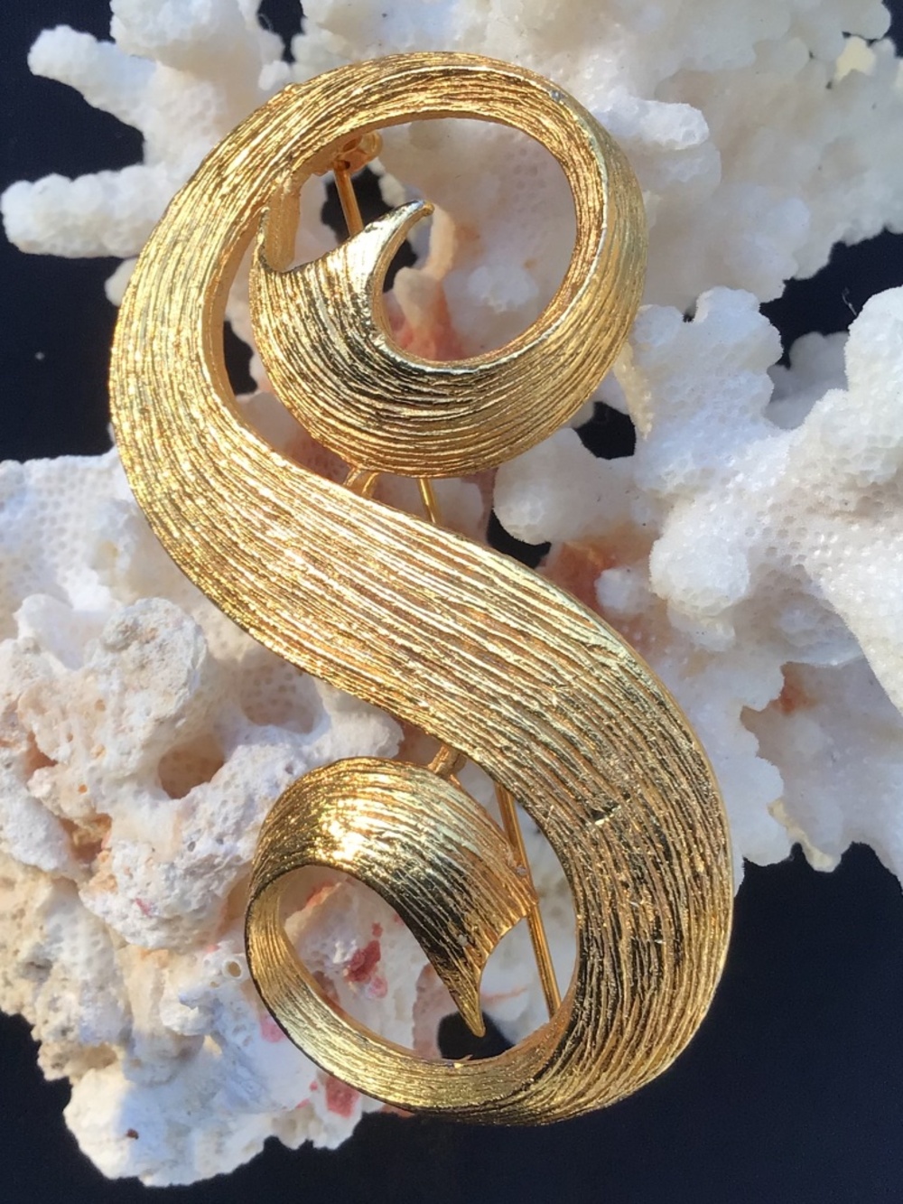 Vintage Large Textured Swirl S Brooch Pin Gold-tone metal B.S.K.